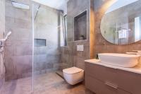 Kúpeľňa v ubytovaní Luxury VILLA CECILIA with 4 en-suite bedrooms located 250m from the beach in Podstrana, max 8 people