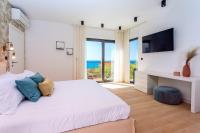 Posteľ alebo postele v izbe v ubytovaní Luxury VILLA CECILIA with 4 en-suite bedrooms located 250m from the beach in Podstrana, max 8 people