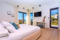 Posteľ alebo postele v izbe v ubytovaní Luxury VILLA CECILIA with 4 en-suite bedrooms located 250m from the beach in Podstrana, max 8 people