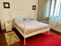 Łóżko lub łóżka w pokoju w obiekcie La Maison de Mathilde