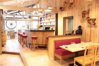 ein Restaurant mit Tisch und Stühlen und einer Bar in der Unterkunft Camping Le Pressoir in Petit-Palais-et-Cornemps