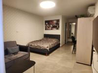 ein Schlafzimmer mit einem Bett und einer Couch in der Unterkunft Shalom&#39;s place in Eilat
