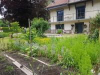 a garden in front of a house at Appartement à Uriage les Bains. in Vaulnaveys-le-Haut