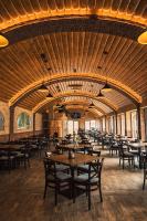 een grote eetkamer met tafels en stoelen bij Scarlett Pension & Restaurant in Veľký Meder