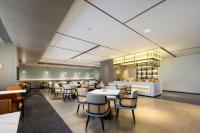 Un comedor con mesas y sillas en un restaurante. en Atour X Hotel Guangzhou Huangpu Nangang Wanda, en Guangzhou