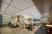 Un restaurante con mesas y sillas en una sala. en Atour X Hotel Guangzhou Huangpu Nangang Wanda, en Guangzhou