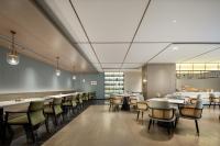 Un restaurante con mesas y sillas en una sala. en Atour X Hotel Guangzhou Huangpu Nangang Wanda, en Guangzhou
