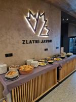 ein Buffet mit Speisen darauf in der Unterkunft ZLATNI JAVOR 312 in Jahorina
