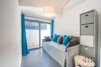 Część wypoczynkowa w obiekcie Maison moderne avec piscine et tennis