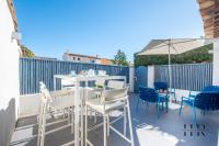 Balkon lub taras w obiekcie Maison moderne avec piscine et tennis