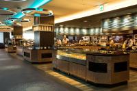 横浜市にある新横浜プリンスホテルのビュッフェの周りに人々が立っているレストラン