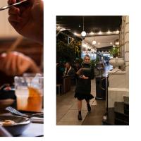 Een vrouw loopt met een bord eten door een restaurant. bij Modern Mansion in Lightsview By Host Solutions in Northfield