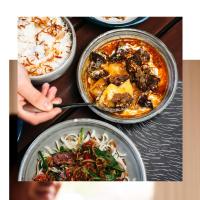 een tafel met drie kommen eten erop bij Modern Mansion in Lightsview By Host Solutions in Northfield