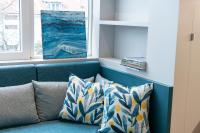 Posezení v ubytování Modern & Stylish Sea Apartment with Parking