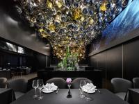 乐山乐山安珀酒店的一间带大吊灯的用餐室