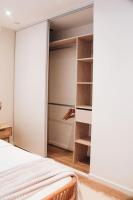 ein Schlafzimmer mit einem Schrank und einem Bett darin in der Unterkunft Magnifique Appartement de 3 chambres + Parking in Grasse
