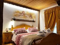 A bed or beds in a room at Hotel El Mondin