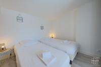 two beds in a room with white walls at HALTE 3 &#47; GUÈS DE VEIGNE in Veigné