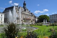 a large building with a fountain in front of it at HALTE 3 &#47; GUÈS DE VEIGNE in Veigné