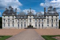 a large white building with two domes on top at HALTE 3 &#47; GUÈS DE VEIGNE in Veigné