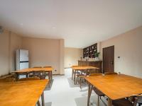 Un comedor con mesas y sillas de madera. en Lingxi Riverview Boutique Homestay - Phoenix Ancient Town, en Fenghuang