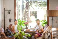 Cừ LạcにあるDiscovery Lodge Phong Nhaの部屋のテーブルに座っている人々のグループ