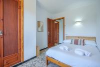 Postel nebo postele na pokoji v ubytování Casa SES SAVINES BEACH Cala Llombards by Mallorca Villa Selection