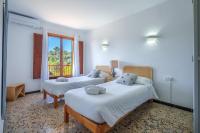 Postel nebo postele na pokoji v ubytování Casa SES SAVINES BEACH Cala Llombards by Mallorca Villa Selection