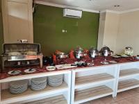 una mesa con comida en ella con platos y platos en Hotel Catur Putra, en Magelang