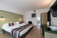 A bed or beds in a room at Hotel Buonconsiglio