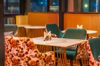 una sala da pranzo con tavoli, sedie e fiocchi di SKI Hotels and Resorts Rishikesh a Rishikesh