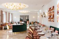 カブリエにあるHôtel et Restaurant La Bastide Bourrelly - Mathias Dandineの部屋にテーブルと椅子があるレストラン