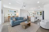 ein Wohnzimmer mit einer blauen Couch und einem Tisch in der Unterkunft Sunset Cove - Heated Pool - Sea Views - Walkable in St. Augustine