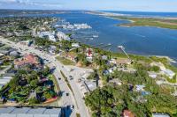 eine Luftansicht auf die Stadt und das Wasser in der Unterkunft Sunset Cove - Heated Pool - Sea Views - Walkable in St. Augustine