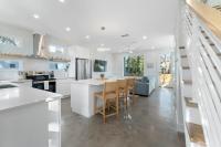 eine Küche und ein Wohnzimmer mit Tisch und Stühlen in der Unterkunft Sunset Cove - Heated Pool - Sea Views - Walkable in St. Augustine