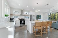 eine Küche und ein Wohnzimmer mit Tisch und Stühlen in der Unterkunft Sunset Cove - Heated Pool - Sea Views - Walkable in St. Augustine