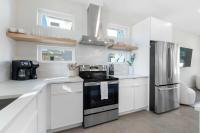 eine weiße Küche mit einem Herd und einem Kühlschrank in der Unterkunft Sunset Cove - Heated Pool - Sea Views - Walkable in St. Augustine