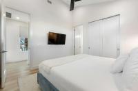 Ein Bett oder Betten in einem Zimmer der Unterkunft Sunset Cove - Heated Pool - Sea Views - Walkable