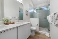 Ein Badezimmer in der Unterkunft Sunset Cove - Heated Pool - Sea Views - Walkable