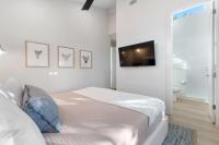 Ein Bett oder Betten in einem Zimmer der Unterkunft Sunset Cove - Heated Pool - Sea Views - Walkable