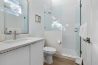 Ein Badezimmer in der Unterkunft Sunset Cove - Heated Pool - Sea Views - Walkable