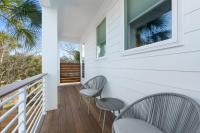 Ein Balkon oder eine Terrasse in der Unterkunft Sunset Cove - Heated Pool - Sea Views - Walkable
