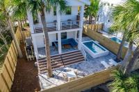 Der Swimmingpool an oder in der Nähe von Sunset Cove - Heated Pool - Sea Views - Walkable