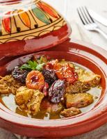 Un recipiente rojo de comida con carne y verduras. en Hotel Temse, en Temse