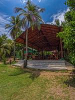 einen Pavillon mit einer Palme in einem Park in der Unterkunft Casa en la Playa Morro Paraiso in Palomino