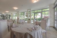 Reštaurácia alebo iné gastronomické zariadenie v ubytovaní Hotel Athena