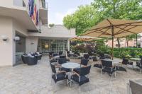Reštaurácia alebo iné gastronomické zariadenie v ubytovaní Hotel Athena