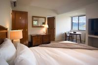 Ein Bett oder Betten in einem Zimmer der Unterkunft Hidden Lodge Queenstown