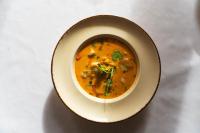 Hotel Arkadia Royal في وارسو: وعاء من الحساء على طاولة