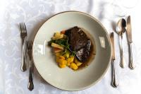 Hotel Arkadia Royal في وارسو: طبق من الطعام مع اللحوم والخضروات على الطاولة